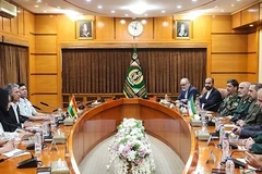Bộ trưởng Quốc phòng Iran Mohammad Reza Ashtiani (phải) và Bộ trưởng Quốc phòng Bolivia Edmundo Novillo Aguilar. (Nguồn: Tasnim News Agency)