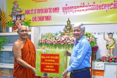 Chủ tịch Ủy ban MTTQ Việt Nam Đỗ Văn Chiến tặng quà chúc Tết Chôl Chnăm Thmây Hòa thượng Thạch Hà, Hội trưởng Hội Đoàn kết sư sãi yêu nước tỉnh Cà Mau. (Nguồn: Báo Cà Mau)