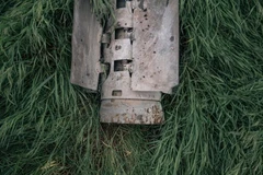 Một phần tên lửa có chứa bom chùm được tìm thấy tại vùng Kherson, Ukraine tháng 4/2023. (Ảnh: The Washington Post/TTXVN)