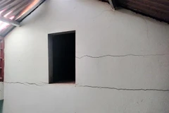 Yên Bái: Nhiều hộ dân bị nứt nhà do nổ mìn thi công làm đường