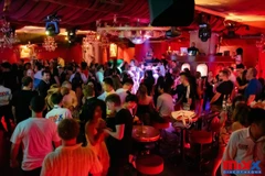 Khách hàng tại một quán rượu sôi động ở Bangkok. (Nguồn: Tripadvisor)