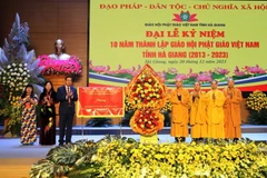 Lãnh đạo tỉnh Hà Giang chúc mừng Giáo hội Phật giáo tỉnh Hà Giang nhân kỷ niệm 10 năm ngày thành lập. (Ảnh: Minh Tâm/TTXVN)