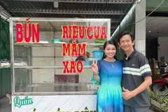 Nghệ sỹ Ưu tú Ngọc Huyền ghé thăm quán bún riêu của Nghệ nhân Nhân dân Trường Út. (Ảnh: Ánh Tuyết/TTXVN)