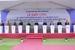 Lãnh đạo tỉnh Thanh Hóa ấn nút khởi công dự án. (Ảnh: Trịnh Duy Hưng/TTXVN)