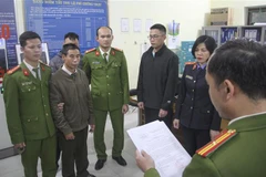  Cơ quan Cảnh sát điều tra đọc lệnh bắt bị can để tạm giam đối với Đinh Văn Cường. (Ảnh: TTXVN phát)