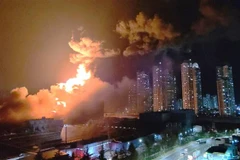 Khói bốc lên từ hiện trường vụ cháy tại nhà máy sản xuất lốp xe ở thành phố Daejeon, miền Nam Hàn Quốc tối 12/3/2023. (Ảnh: Yonhap/TTXVN)