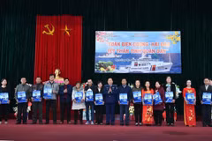  Đại tá Trần Văn Hậu trao quà Tết cho các gia đình có hoàn cảnh khó khăn của huyện đảo Bạch Long Vĩ. (Ảnh: Minh Huệ/TTXVN)