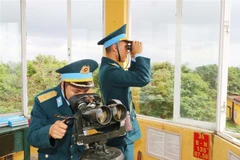 Thực hiện nhiệm vụ quan sát, phát hiện máy bay hoạt động trên vòng kín ở Trạm radar 22. (Ảnh: Trọng Đức/TTXVN)