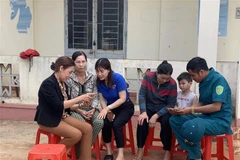 Hướng dẫn người dân sử dụng mạng xã hội bảo đảm an toàn. (Ảnh: Hồng Điệp/TTXVN)