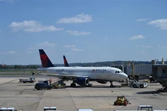 Máy bay của hãng hàng không Delta Airlines tại Sân bay quốc gia Washington ở Arlington, Virginia, Mỹ. (Ảnh: AFP/TTXVN)