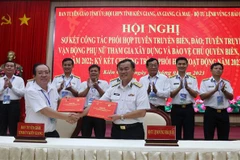 Bộ Tư lệnh Vùng 5 Hải quân ký kết phối hợp tuyên truyền biển, đảo năm 2023 với các địa phương. (Ảnh: Lê Huy Hải/TTXVN)