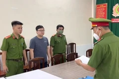 Công an thi hành quyết định với Nguyễn Tuấn Anh, Phó Trưởng Phòng Tàu sông, Cục Đăng kiểm Việt Nam. (Nguồn: Báo Sài Gòn giải phóng)