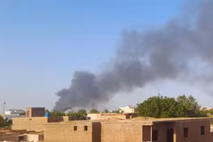 Khói bốc lên sau giao tranh tại Khartoum, Sudan ngày 14/7/2023. (Ảnh: AFP/TTXVN)