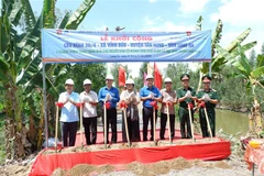 Lễ khởi công cầu Kênh 30/4 nối 2 ấp Vĩnh Bửu, xã Vĩnh Lại và ấp Võ Văn Be, xã Vĩnh Bửu, huyện Tân Hưng, Long An. (Ảnh: Đức Hạnh/TTXVN)