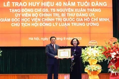 Trao Huy hiệu 40 năm tuổi Đảng tặng Giáo sư-Tiến sỹ Nguyễn Xuân Thắng