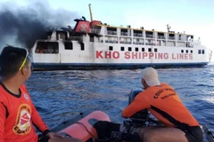 Lực lượng Cảnh sát biển Philippines hỗ trợ dập lửa trên phà M/V Esperanza Star tại vùng biển ngoài khơi Panglao, tỉnh Bohol, miền trung Philippines, ngày 18/6. (Nguồn: AP)