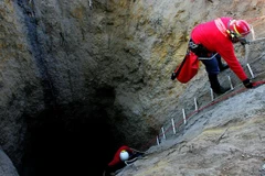 75 công nhân bị thương đã được đưa đến các bệnh viện địa phương để điều trị. (Ảnh: DFA)