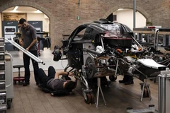 Công nhân làm việc tại nhà máy sản xuất ôtô ở San Cesario sul Panaro, Italy. (Ảnh: AFP/TTXVN)