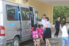 Xe buýt đưa đón học sinh của trường Tiểu học Nguyễn Tất Thành, thành phố Nam Định. (Ảnh: TTXVN)