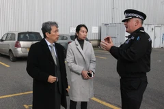 Đại sứ Trần Ngọc An và Phó Đại sứ Nguyễn Thị Lan Anh làm việc với cảnh sát hạt Essex ngày 26/10. (Ảnh: Đình Thư/Vietnam+)