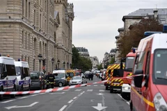 Cảnh sát phong tỏa khu vực xảy ra vụ tấn công bằng dao ở sở cảnh sát Paris, Pháp ngày 3/10/2019. (Ảnh: AFP/TTXVN)