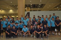 Đại sứ Phạm Vinh Quang (áo hoa, đứng giữa) chụp ảnh kỷ niệm cùng đoàn. (Ảnh: Hải Ngọc/Vietnam+)