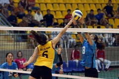 Một pha tranh bóng quyết liệt. (Ảnh: Phan Tuấn Anh/TTXVN)