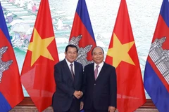 Thủ tướng Chính phủ Nguyễn Xuân Phúc và Thủ tướng Vương quốc Campuchia Samdech Techo Hun Sen tại Trụ sở Chính phủ. (Ảnh: Thống Nhất/TTXVN)