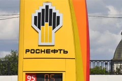 Biểu tượng của tập đoàn dầu mỏ Rosneft tại một trạm xăng ở Moskva, Nga. (Ảnh: AFP/TTXVN)