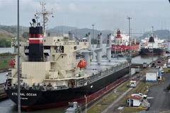 Tàu chở hàng lưu thông qua kênh đào Panama. (Ảnh: AFP/TTXVN)