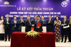Chủ tịch UBND thành phố Hà Nội Nguyễn Đức Chung và Tổng Giám đốc Tổng công ty Hàng không Việt Nam Dương Trí Thành tại buổi ký kết thỏa thuận hợp tác giai đoạn 2019-2024. (Ảnh: Văn Điệp/TTXVN)