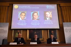 Ba chủ nhân của giải Nobel Kinh tế 2019. (Nguồn: AFP)