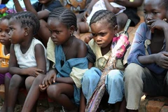 Trẻ em gái tại Bangui, CH Trung Phi. (Ảnh: AFP/ TTXVN)