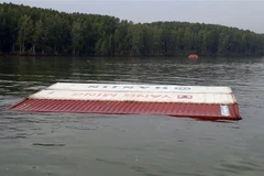 Container bị rơi xuống sông Lòng Tàu. (Ảnh: TTXVN phát)