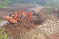 Mang rác thải chôn ở bãi đá đi tiêu hủy. (Ảnh: Đồng Tiến/TTXVN)