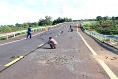 Vết nứt lớn xuất hiện trên mặt đường Hồ Chí Minh đoạn tránh Chư Sê, tỉnh Gia Lai. (Ảnh: Dư Toán/TTXVN)