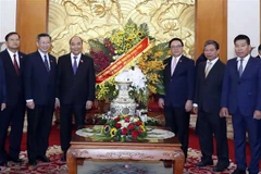 Thủ tướng Nguyễn Xuân Phúc tặng hoa chúc mừng Ban Đối ngoại Trung ương. (Ảnh: Thống Nhất/TTXVN)