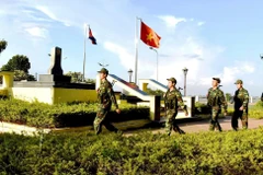 Chiến sỹ Đồn Biên phòng Cửa khẩu Quốc tế Vĩnh Xương (An Giang) tuần tra, bảo vệ cột mốc biên giới. (Ảnh: Xuân Khu/TTXVN)