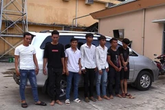 Các đối tượng bị tạm giữ cùng xe ôtô dùng làm phương tiện gây án. (Ảnh : Nguyễn Văn Việt/TTXVN)