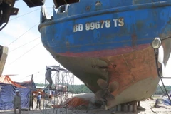 Công nhân Công ty Nam Triệu sửa chữa tàu vỏ thép cho ngư dân Bình Định. (Ảnh: Phạm Kha/TTXVN)