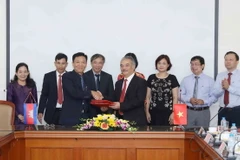 Lãnh đạo hai đoàn chụp ảnh chung. (Ảnh: Phương Hoa/TTXVN)