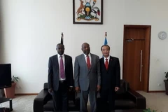 Đại sứ Việt Nam tại Tanzania Nguyễn Kim Doanh chào xã giao Thủ tướng Uganda Ruhakana Rugunda. (Ảnh: Mạnh Hùng-Dư Hưng/Vietnam+)