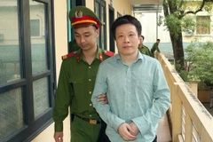 Cảnh sát dẫn giải bị cáo Hà Văn Thắm, nguyên Chủ tịch Hội đồng Quản trị Ngân hàng thương mại cổ phần Đại Dương. (Ảnh: Doãn Tấn/TTXVN)