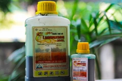 Thuốc trừ cỏ Lanmoxone 20SL. (Ảnh: Xuân Tiến/Vietnam+)