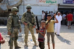 Binh sỹ Nga gác trên một đường phố ở thành phố Deir Ezzor, Syria. (Nguồn: AFP/TTXVN)