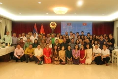 Cán bộ, nhân viên hai sứ quán chụp ảnh lưu niệm tại buổi giao lưu văn hóa. (Ảnh: Lê Hòa/Vietnam+)