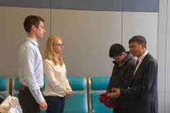 Thiếu tướng Trương Văn Thông trao đổi với đồng nghiệp Belarus về việc dẫn độ. (Ảnh: Dương Trí/Vietnam+)