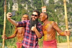 Đạo diễn Jordan Vongt Roberts giao lưu với những người dân từng là diễn viên quần chúng trong phim. (Ảnh: Minh Đức/TTXVN)