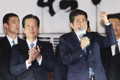 Thủ tướng Nhật Bản Shinzo Abe (phải, phía trước) phát biểu trong một sự kiện tại thủ đô Tokyo. (Nguồn: AFP/TTXVN)