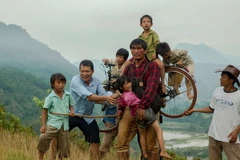 Một cảnh trong phim 'Cha cõng con.'